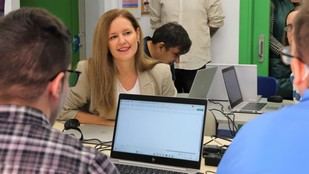 La Comunidad de Madrid lanza cursos para cerrar la brecha digital en personas con discapacidad intelectual