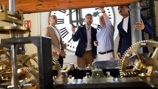 Madrid ajusta el reloj de la Puerta del Sol en apoyo a Canarias