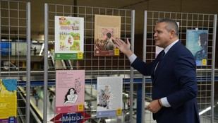 Madrid convierte el transporte público en un espacio de lectura con Libros a la Calle