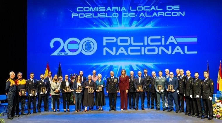 El Ayuntamiento de Pozuelo recibe un reconocimiento por su apoyo a la Policía Nacional en su 200 aniversario