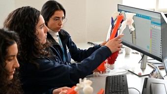 Éxito en cirugía innovadora salva pierna de un niño con osteosarcoma en Madrid