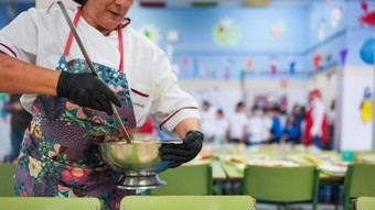 Más de 119.000 niños recibirán becas de comedor en Madrid este curso escolar