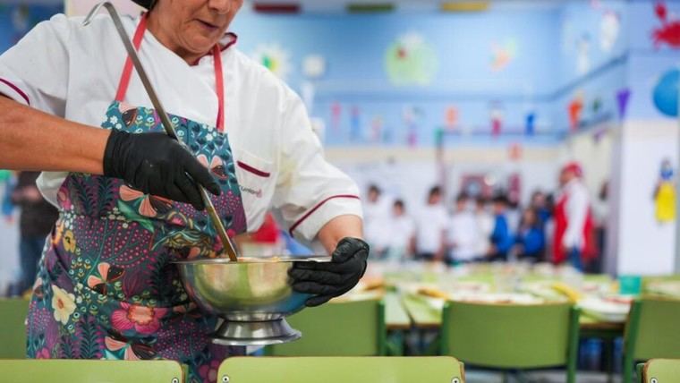 Más de 119.000 niños recibirán becas de comedor en Madrid este curso escolar