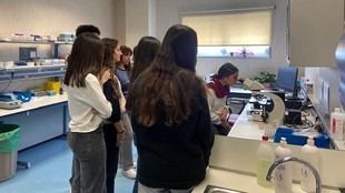 Más de 650 estudiantes visitan hospitales de Madrid para conocer el mundo laboral