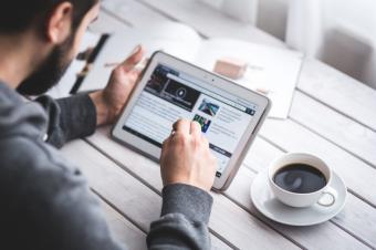 Los jóvenes optan por el alquiler digital ante la guerra de las listas de espera por los pisos