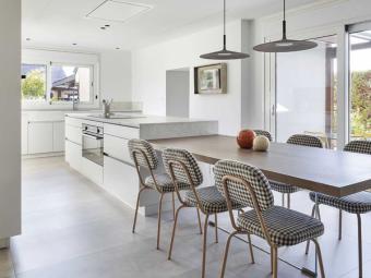 Elegancia y multifuncionalidad en una sola cocina
 