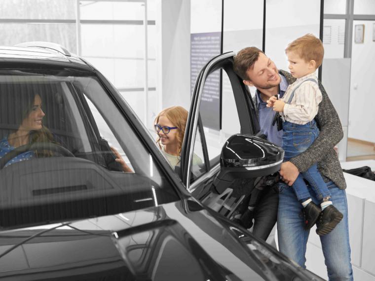 Los padres priorizan la protección de sus hijos a la hora de comprar un coche