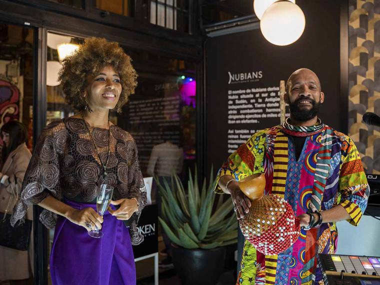 Abre en Malasaña NUBIANS, un salón de peluquería especializado en curly girls