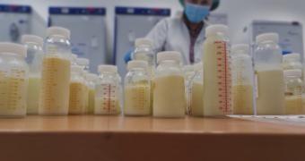 El Hospital 12 de Octubre anima a las mujeres que han dado a luz a ser donantes de leche para incrementar las reservas de cara al verano