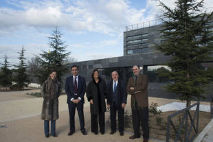 La alcaldesa, Paloma Adrados, junto a la concejal de Medio Ambiente, Mónica García, el secretario general de la Seguridad Social, José Manuel Aceituna y los representantes de este organismo Julio Gómez y Antonio de Guindos en el renovado Paseo de la Casa de Campo.