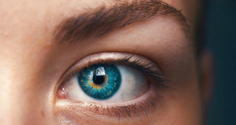 La sanidad pública madrileña implanta el primer dispositivo ocular pionero para tratar la degeneración macular asociada a la edad