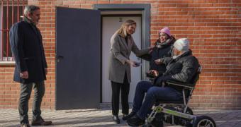 La Comunidad de Madrid entrega el primer local comercial público adaptado como vivienda social para personas con movilidad reducida