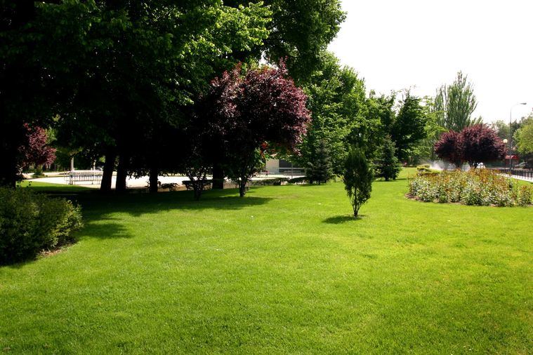 El Ayuntamiento refuerza la limpieza y desinfección de parques y jardines de cara a su reapertura este fin de semana