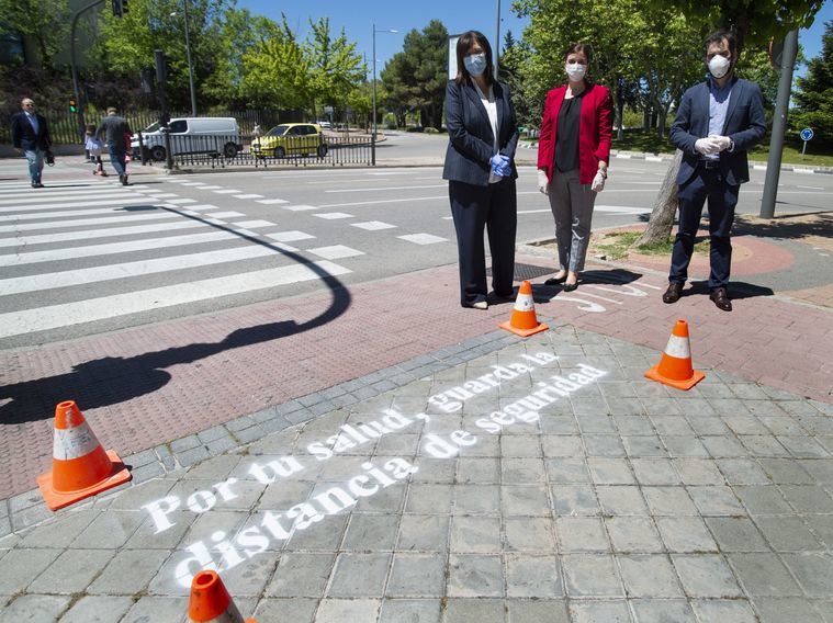 Cerca de 200 pasos de cebra de Pozuelo de Alarcón contarán a partir de hoy con mensajes recordando mantener la distancia de seguridad entre peatones antes de cruzar