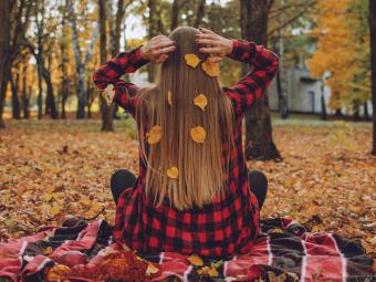 Caída de cabello estacional de otoño: qué es y cuáles son los principales aliados para combatirla