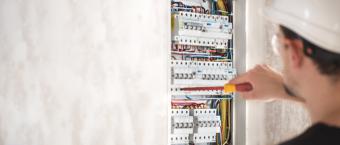 La importancia de contratar los servicios de un electricista autorizado