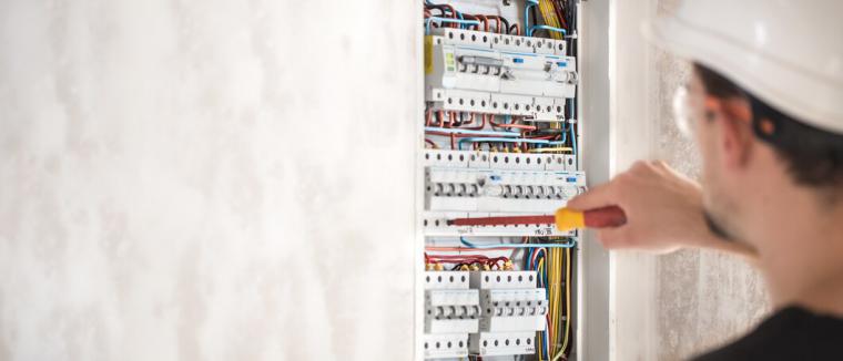 La importancia de contratar los servicios de un electricista autorizado
