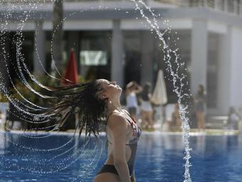 ¿Cómo salvar el pelo del cloro en verano?