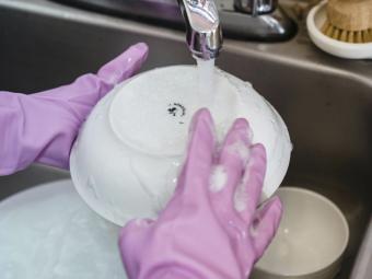 ¿Lavas los platos antes de meterlos al lavavajillas?