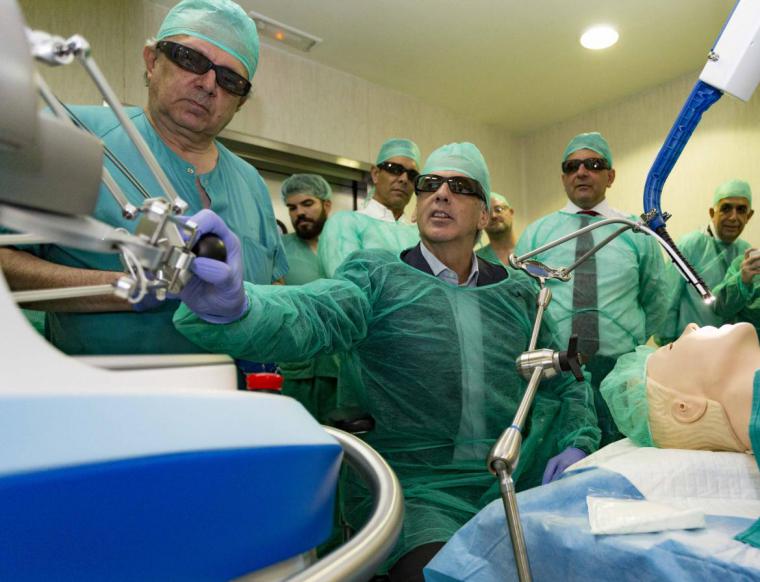 La Comunidad implanta el primer sistema de cirugía robótica flexible de España, que permite operar sin cicatriz