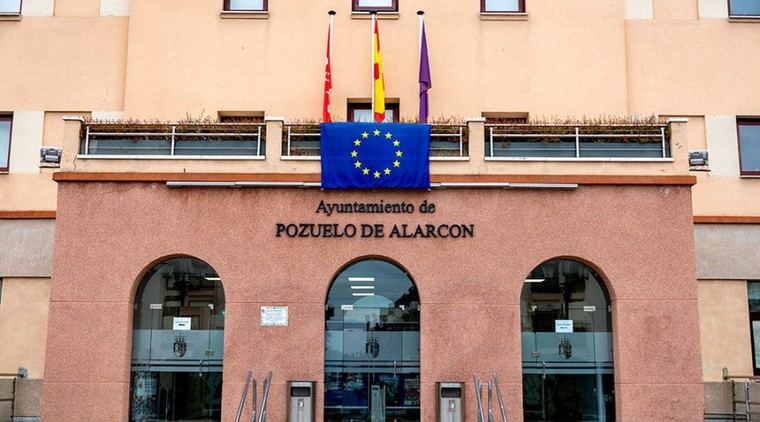 Pozuelo de Alarcón celebra el Día de Europa con la bandera de la UE en su Ayuntamiento