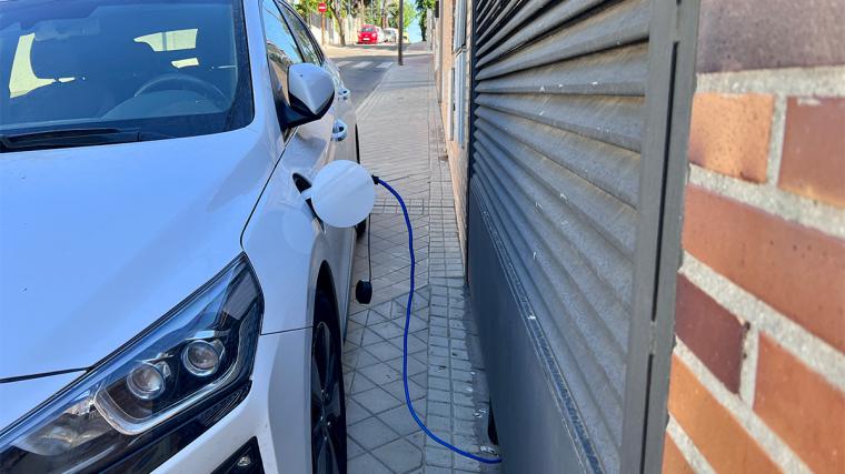 VOX Pozuelo exige que se regule la recarga de vehículos eléctricos en la vía pública