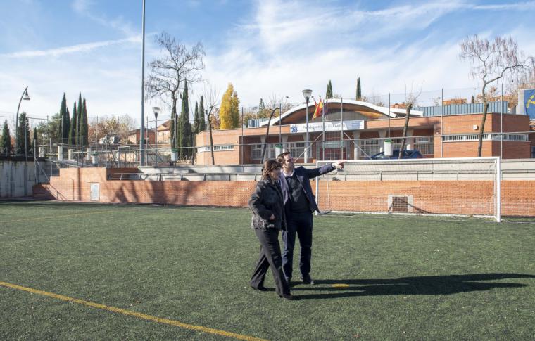 El Ayuntamiento renovará el césped del campo de fútbol del polideportivo municipal El Pradillo