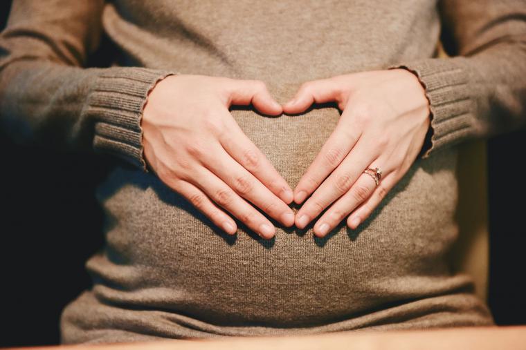Díaz Ayuso anuncia que hoy se pone en marcha el teléfono 012 Apoyo a la Maternidad para las mujeres embarazadas o que sean madres: “Lo más importante es trabajar en favor de la vida”