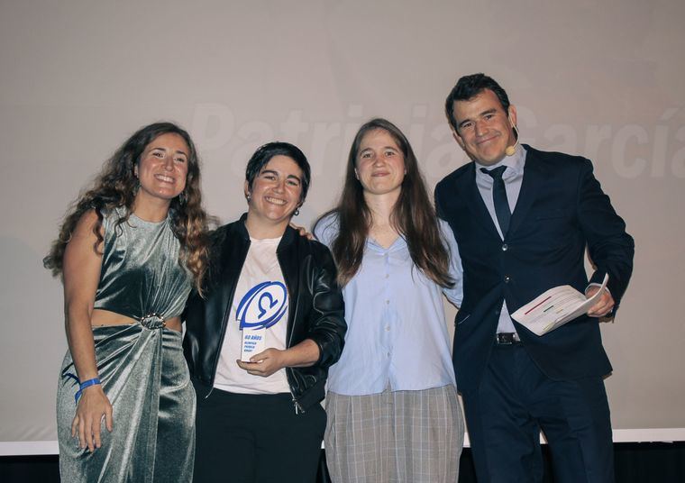 Entrega premio a Patricia García.