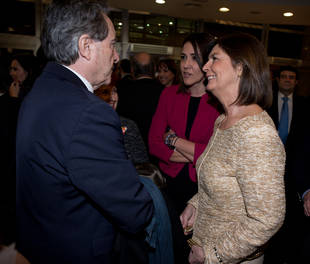 Paloma Adrados e Isabel González intercambian impresiones con el periodista Iñaki Gabilondo.