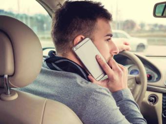 El móvil lidera las distracciones al volante: afecta a un 58,8% de los conductores