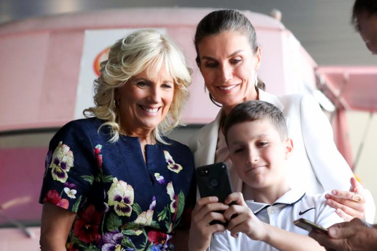 Su Majestad la Reina y la Dra. Jill Biden se hacen un selfie junto a un niño de las familias ucranianas