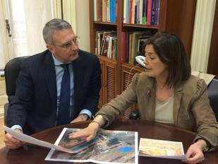 Paloma Adrados conversa con el director general de Patrimonio Histórico de la Comunidad de Madrid, Fernando Carrión. 