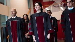 Díaz Ayuso recibe el Doctorado Honoris Causa en Ecuador y defiende la libertad universitaria