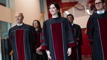 Díaz Ayuso recibe el Doctorado Honoris Causa en Ecuador y defiende la libertad universitaria