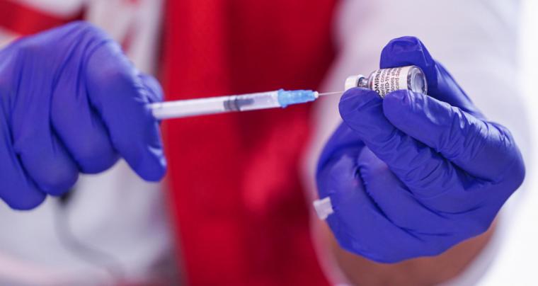 Los hospitales públicos Gregorio Marañón, Príncipe de Asturias y La Paz inician el ensayo para administrar la vacuna de Hipra como cuarta dosis