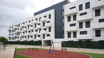 Díaz Ayuso prohíbe acceso a vivienda protegida por cinco años a condenados por ocupación ilegal