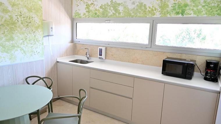 El Hospital público Gregorio Marañón inaugura una sala de descanso para familias con niños en la UCI