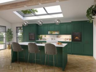 Verde profundo, el color que combina tradición y modernidad en las cocinas