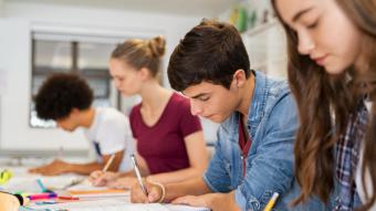 La Comunidad de Madrid incluye por primera vez la nota de los alumnos para conceder sus becas de Bachillerato