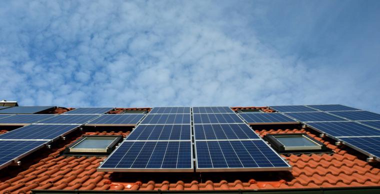 Díaz Ayuso anuncia ayudas de hasta 3.000 euros para instalar paneles solares y baterías de energía dirigida a particulares y comunidades de vecinos