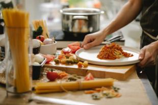 Las familias españolas cada vez comen peor: menos tiempo en la cocina y más comida preparada