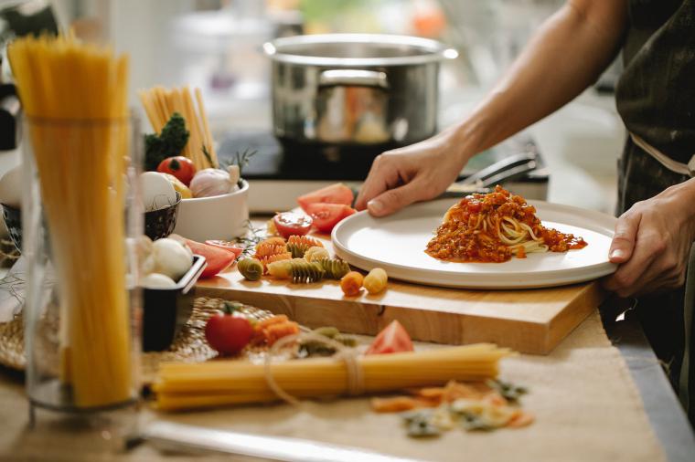 Las familias españolas cada vez comen peor: menos tiempo en la cocina y más comida preparada