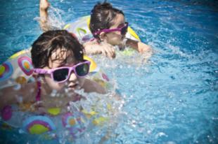 Los baños en la piscina o playa pueden potenciar el desarrollo de otitis
