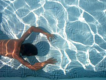 FAMMA advierte del riesgo de lesión medular por zambullidas imprudentes en las piscinas con motivo de la llegada del verano