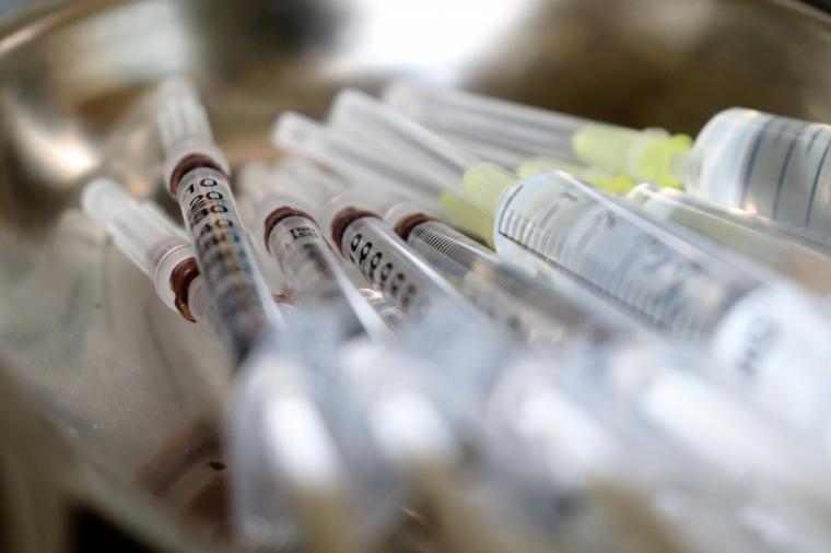 La Comunidad de Madrid prioriza la vacunación con dosis de AstraZeneca en el grupo de otras profesiones sanitarias