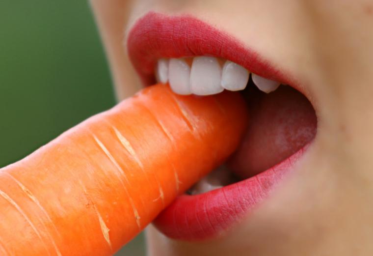 8 alimentos que mantienen tus dientes sanos y siempre jóvenes