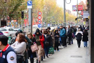 Miles de personas en Madrid esperan horas para conseguir alimentos