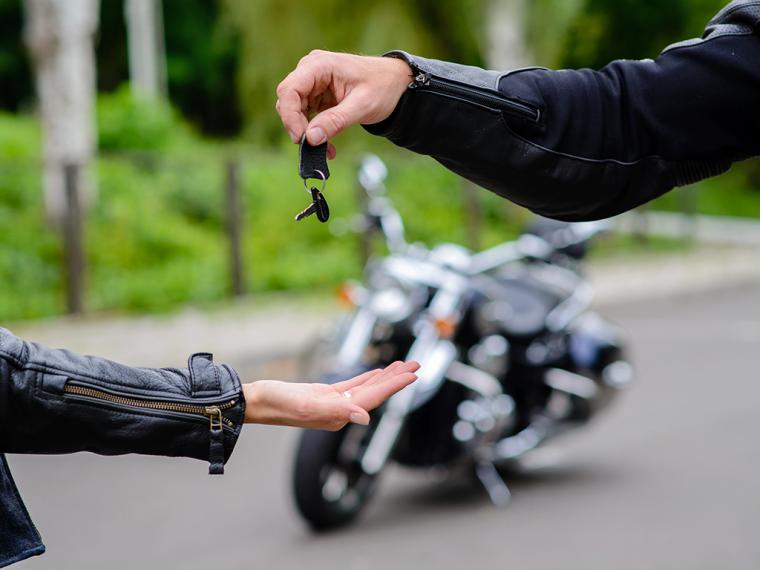 ¿Cuáles son los derechos y obligaciones en la compraventa de una moto?