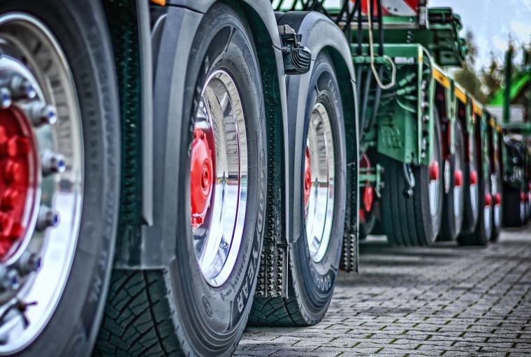 Los vehículos de transporte, tambén deben de revisar los neumáticos